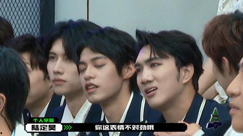 男子台上表演吃瓜视频,引观众热议