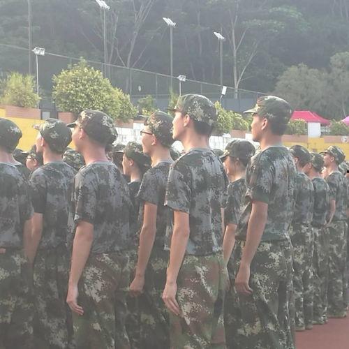 新生军训视频吃瓜,吃瓜群众围观新生“苦中作乐”